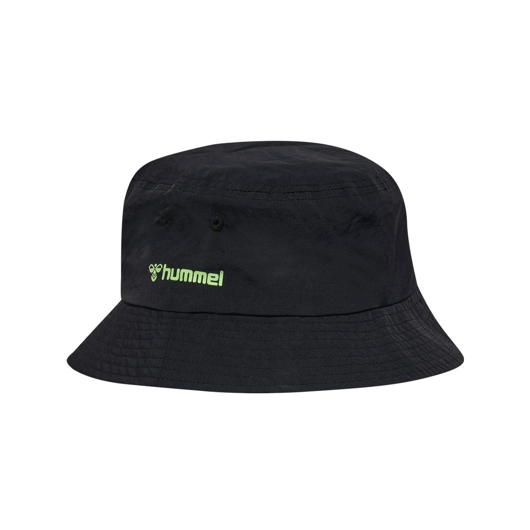 PLADSTILFORSKELLE BUCKET HAT