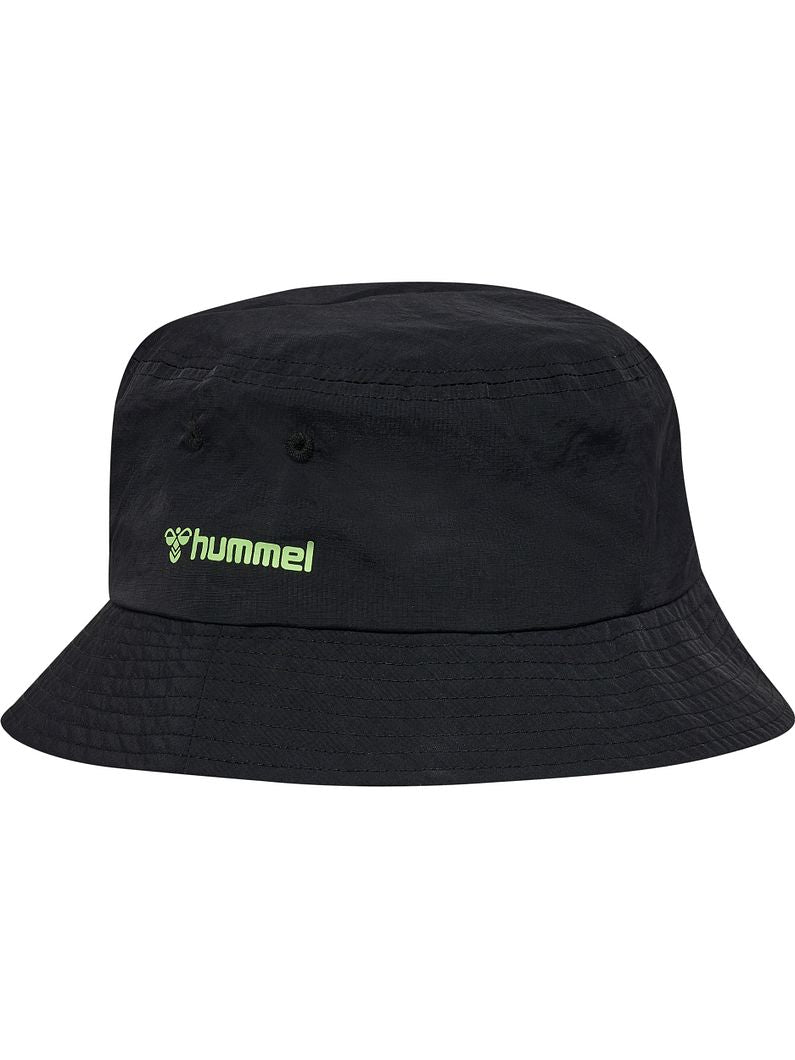 PLADSTILFORSKELLE BUCKET HAT
