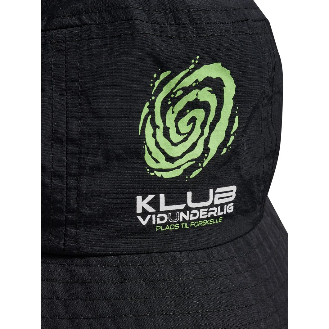 PLADSTILFORSKELLE BUCKET HAT