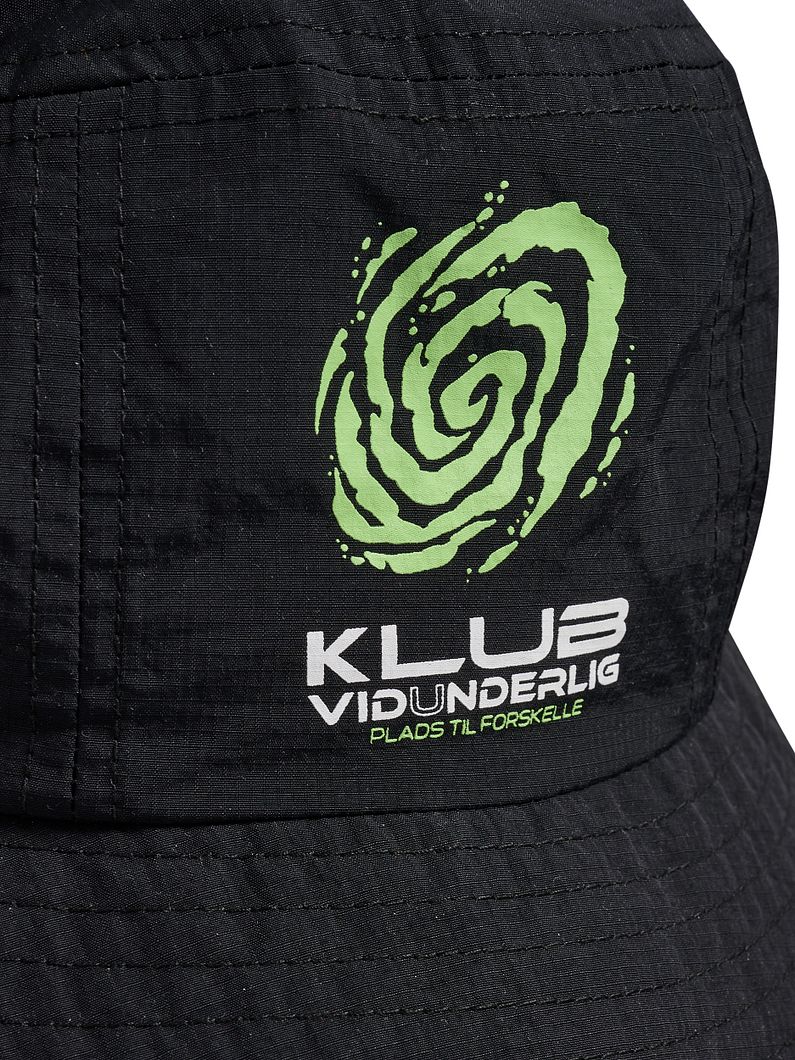 PLADSTILFORSKELLE BUCKET HAT