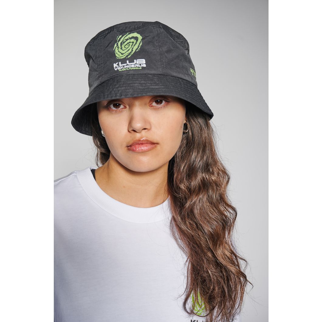 PLADSTILFORSKELLE BUCKET HAT