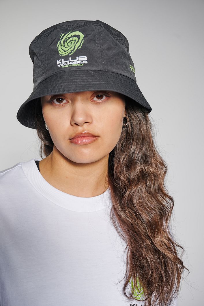 PLADSTILFORSKELLE BUCKET HAT